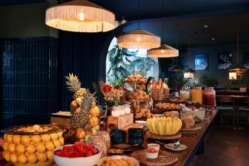 een buffet met groenten en fruit op tafel bij Chic & Basic Gravity in Porto