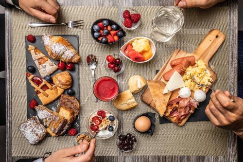 uma mesa com vários tipos diferentes de alimentos em Reggia Suite Spa Hotel em Caserta