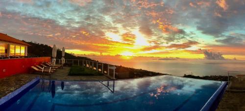 vista para o pôr-do-sol a partir de uma casa com piscina em Quinta dos Artistas em Santa Cruz - Madeira