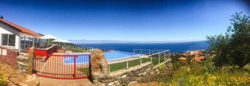 uma vista para uma casa com piscina em Quinta dos Artistas em Santa Cruz - Madeira