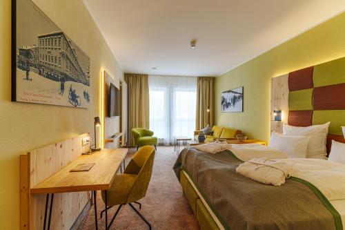 um quarto de hotel com uma cama e uma secretária em Rathaushotels Oberwiesenthal All Inclusive em Kurort Oberwiesenthal