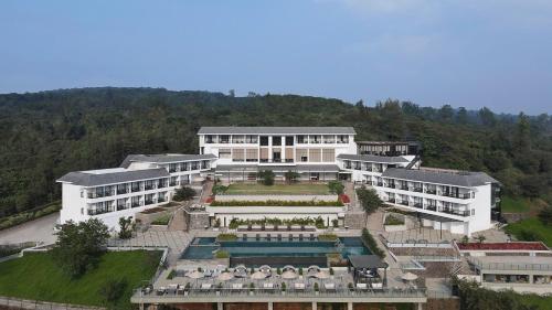 Peldbaseins naktsmītnē Courtyard by Marriott Mahabaleshwar vai tās tuvumā