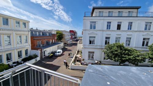 vista aerea di una strada cittadina con edifici di Seebox Appartment 6 a Norderney