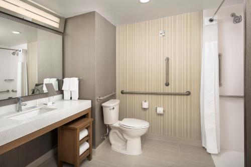 A bathroom at Courtyard by Marriott Las Cruces at NMSU