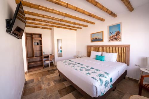 1 dormitorio con 1 cama grande y escritorio en Atoq Paracas Reserva, en Paracas