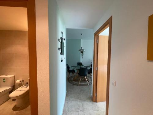 bagno con servizi igienici e tavolo in camera di Apartamento renovado cerca de la playa a Lloret de Mar