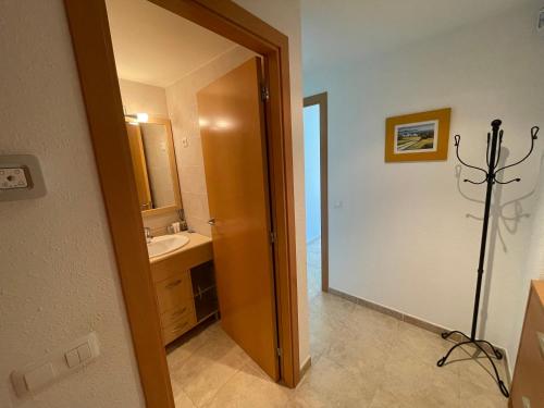 bagno con lavandino, servizi igienici e specchio di Apartamento renovado cerca de la playa a Lloret de Mar