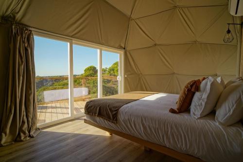 Un pat sau paturi într-o cameră la Reserva Alecrim EcoSuite & Glamping