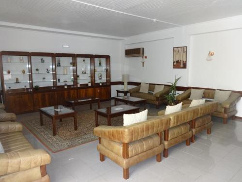 a large living room with couches and tables at Hotel Sinagoga in Tomar