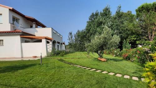 uma vista para o jardim de uma casa em Sa Jacca Albergo Rurale em Siniscola