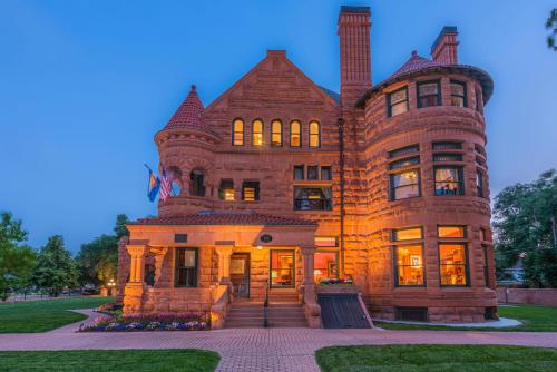 un grand bâtiment en briques avec une tour dans l'établissement Orman Mansion - Pueblo's Most Luxurious Stay!, à Pueblo