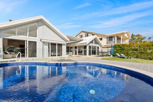 בריכת השחייה שנמצאת ב-Luxurious Waterfront North Facing 5 bedroom House with pool, pontoon and Deep Water Access near Mooloolaba או באזור