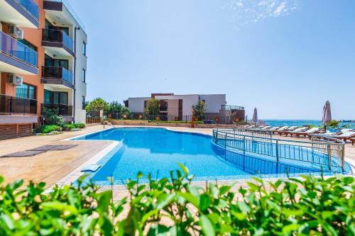 St. Panteleimon Beach Hotel tesisinde veya buraya yakın yüzme havuzu