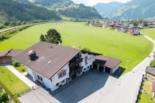 widok z góry na dom z zielonym polem w obiekcie Hotel Garni Jagdhof w mieście Zell am Ziller