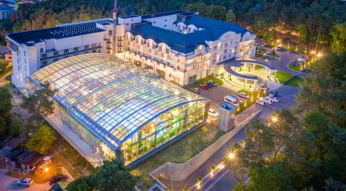 une vue de tête d'un bâtiment avec une serre en verre dans l'établissement Hotel Binkowski, à Kielce