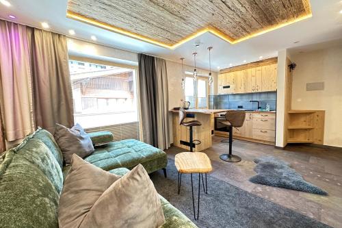 Köök või kööginurk majutusasutuses Quality Hosts Arlberg - ALPtyrol Appartements