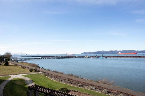 uma ponte sobre uma grande massa de água em Hampton Inn & Suites Astoria em Astoria, Oregon