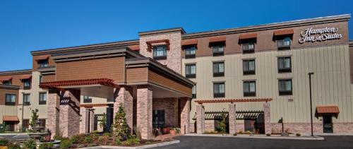 uma representação da entrada de um hotel em Hampton Inn & Suites Astoria em Astoria, Oregon