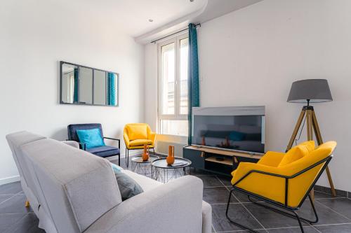 Una televisión o centro de entretenimiento en Coeur de ville #B3 - Centre ville - Chambre cosy privée - Logement partagé