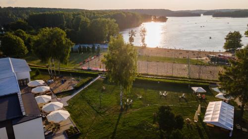 widok na park z rzeką i budynki w obiekcie Omega Hotel w Olsztynie