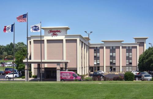 un edificio con un'auto parcheggiata in un parcheggio di Hampton Inn Des Moines-Airport a Des Moines