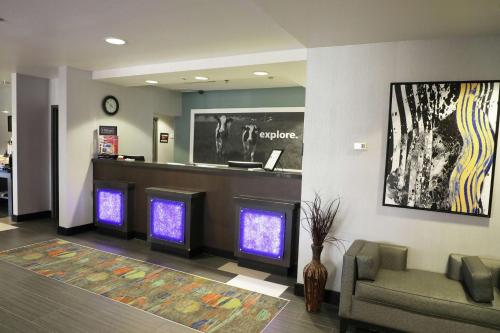 een lobby met een wachtruimte met paarse verlichting bij Hampton Inn Muskogee in Muskogee