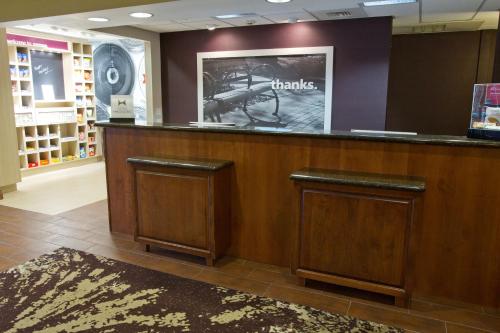 ナンパにあるHampton Inn & Suites Nampa at the Idaho Centerの壁画の店内のバー