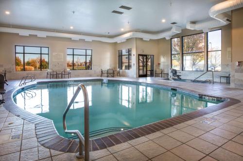 ナンパにあるHampton Inn & Suites Nampa at the Idaho Centerの大型プール(青い水)