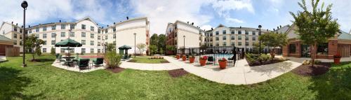 Homewood Suites by Hilton Columbia tesisinin dışında bir bahçe