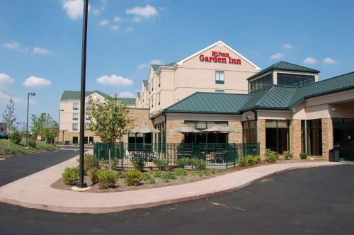 un hôtel avec un panneau indiquant une auberge carolina dans l'établissement Hilton Garden Inn Bowling Green, à Bowling Green