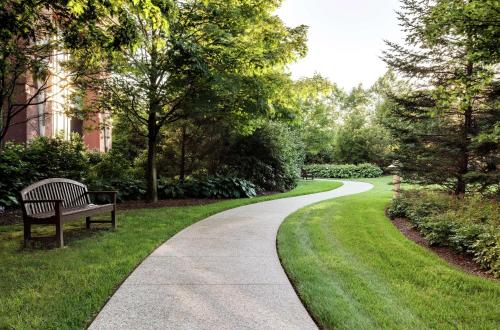 un parco con panchina e passerella di Hilton Boston Logan Airport a Boston