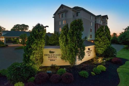 En trädgård utanför Homewood Suites by Hilton Buffalo-Amherst