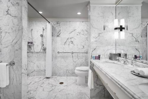 Un baño de The Ritz Carlton, Pentagon City