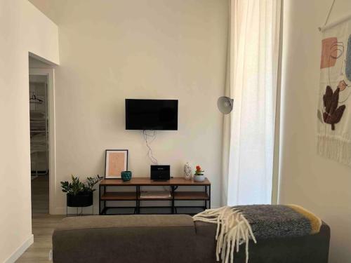 Uma televisão e/ou sistema de entretenimento em Colosseo Living Suites