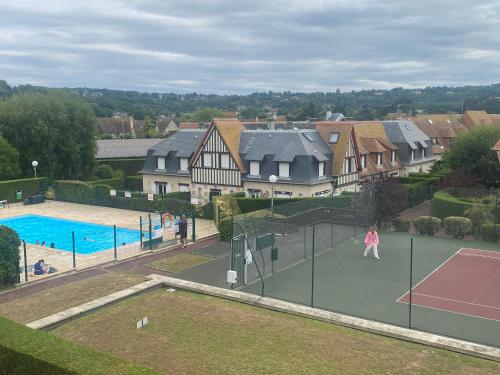 een luchtzicht op een tennisbaan met mensen die tennissen bij Picsine, Tennis résidence sévigné 300m mer in Deauville