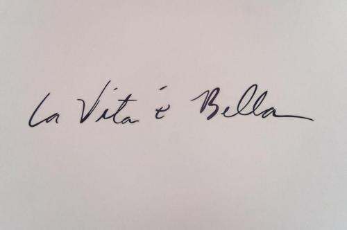 een schrift op een witte muur met de woorden la vida en bill bij Casa Vacanze Le Cascate in Le Marmore