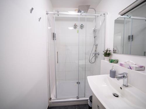 Bathroom sa City Suite - 5 Min to HBF