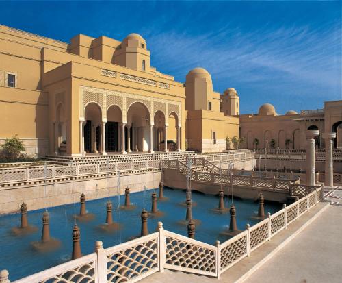 Poolen vid eller i närheten av The Oberoi Amarvilas Agra