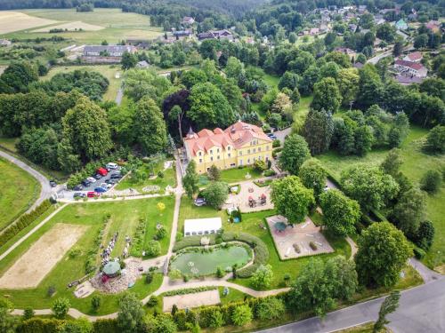 een luchtzicht op een herenhuis met een park bij Bynovecký Zámeček in Bynovec