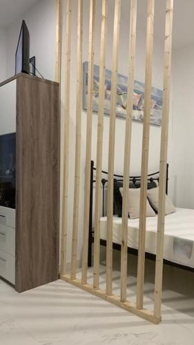 un letto con una culla in legno in una camera di Studio ad Aveiro