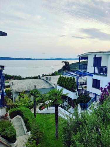 une vue aérienne d'un bâtiment avec vue sur l'eau dans l'établissement Brilliance Apartments, à Ouranoupoli