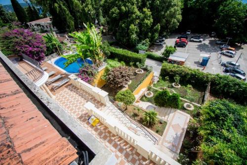 - une vue aérienne sur un parc avec une piscine dans l'établissement Vila Oliva, à Herceg-Novi