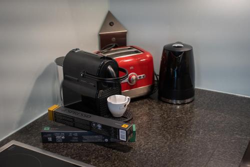 una cafetera sentada en un mostrador con una taza en Apartment Charly, en Kaprun