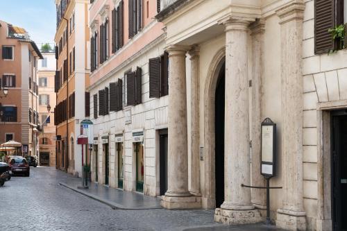 ein Gebäude mit Säulen an der Straßenseite in der Unterkunft Borghese Contemporary Hotel in Rom