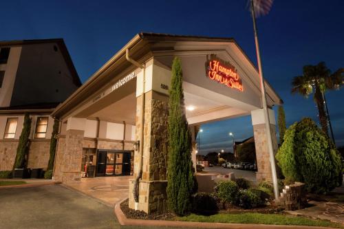 un panneau à l'avant d'un restaurant la nuit dans l'établissement Hampton Inn and Suites Houston Clear Lake NASA, à Webster