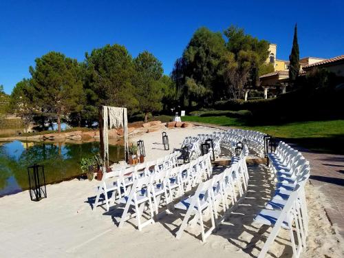 una fila de sillas blancas para una boda en la playa en Hilton Lake Las Vegas Resort & Spa, en Las Vegas