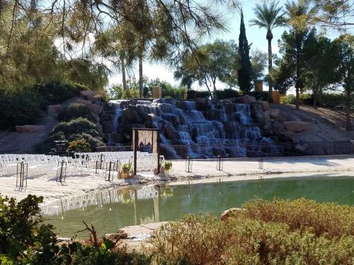 una cascada en un parque con una piscina de agua en Hilton Lake Las Vegas Resort & Spa, en Las Vegas