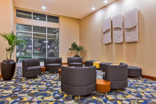 A seating area at Hampton Inn & Suites Owensboro Downtown Waterfront