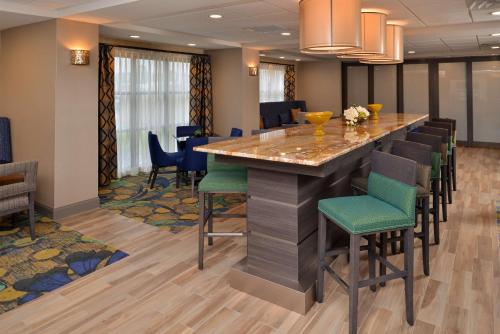 una gran cocina con una gran isla con taburetes de bar en Hampton Inn Broussard-Lafayette, en Broussard