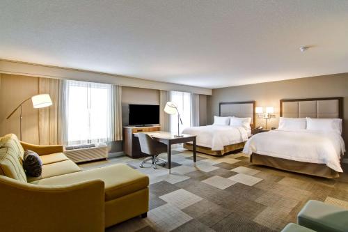 Un pat sau paturi într-o cameră la Hampton Inn & Suites by Hilton Saskatoon Airport